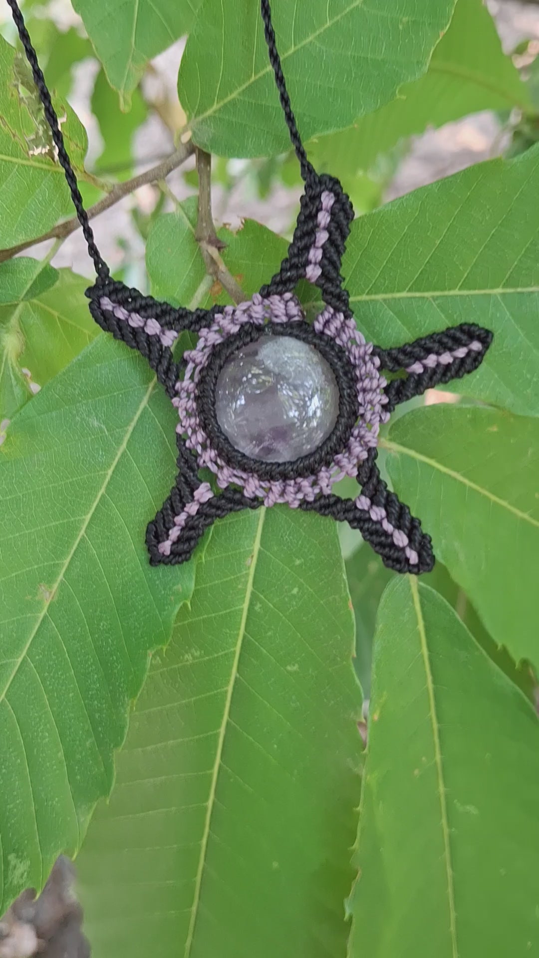 collier tissé à la main en micro macramé avec un cabochon rond de 2.5 cm d'améthyste