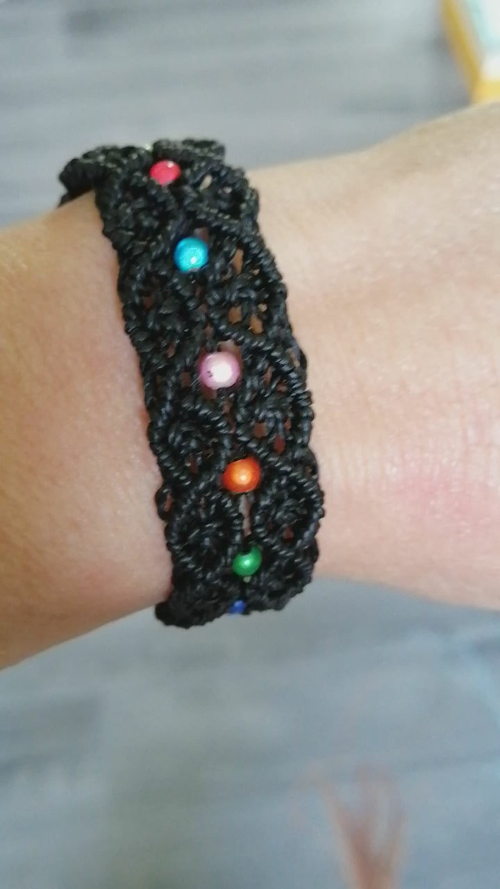 bracelet tissé à la main en micro macramé de couleur noir avec des perles réfléchissante de 4mm