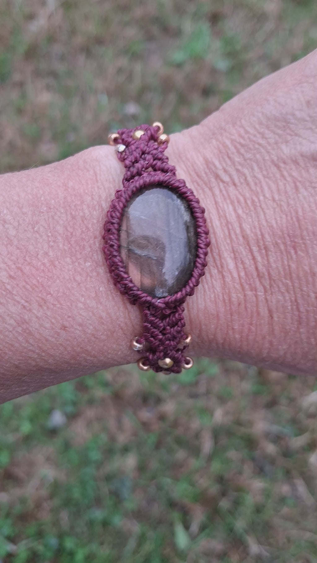 bracelet tissé à la main en micro macramé de couleur prune avec un cabochon en labradorite rosé