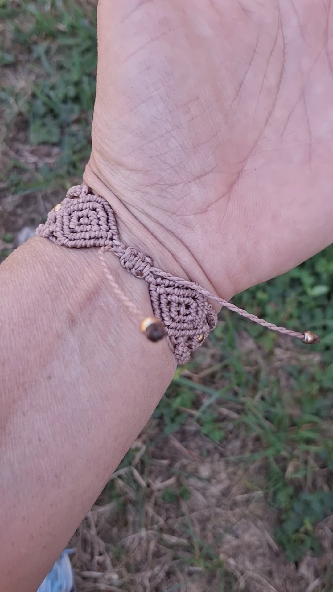 bracelet tissé à la main en micro macramé de couleur taupe avec 3 perles fantaisie marron de 8mm et des perles  en acrylique doré
