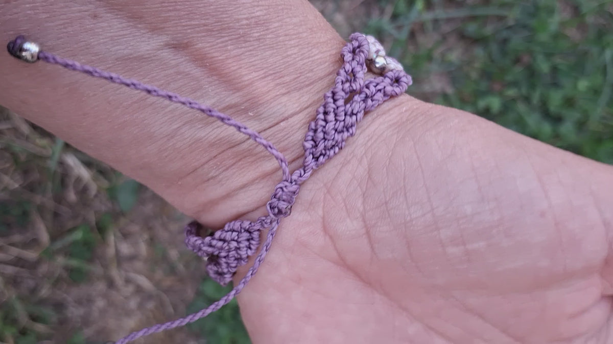 bracelet tissé à la main en micro macramé de couleur mauve et flamant rose iridescent avec une perle de 6mm en quartz rose et des perles en acrylique argenté