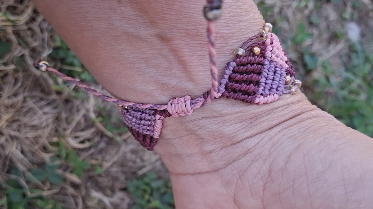 bracelet tissé à la main en micro macramé modèle @solyluna  fil @linhasita de couleur mauve, prune et bois de rose