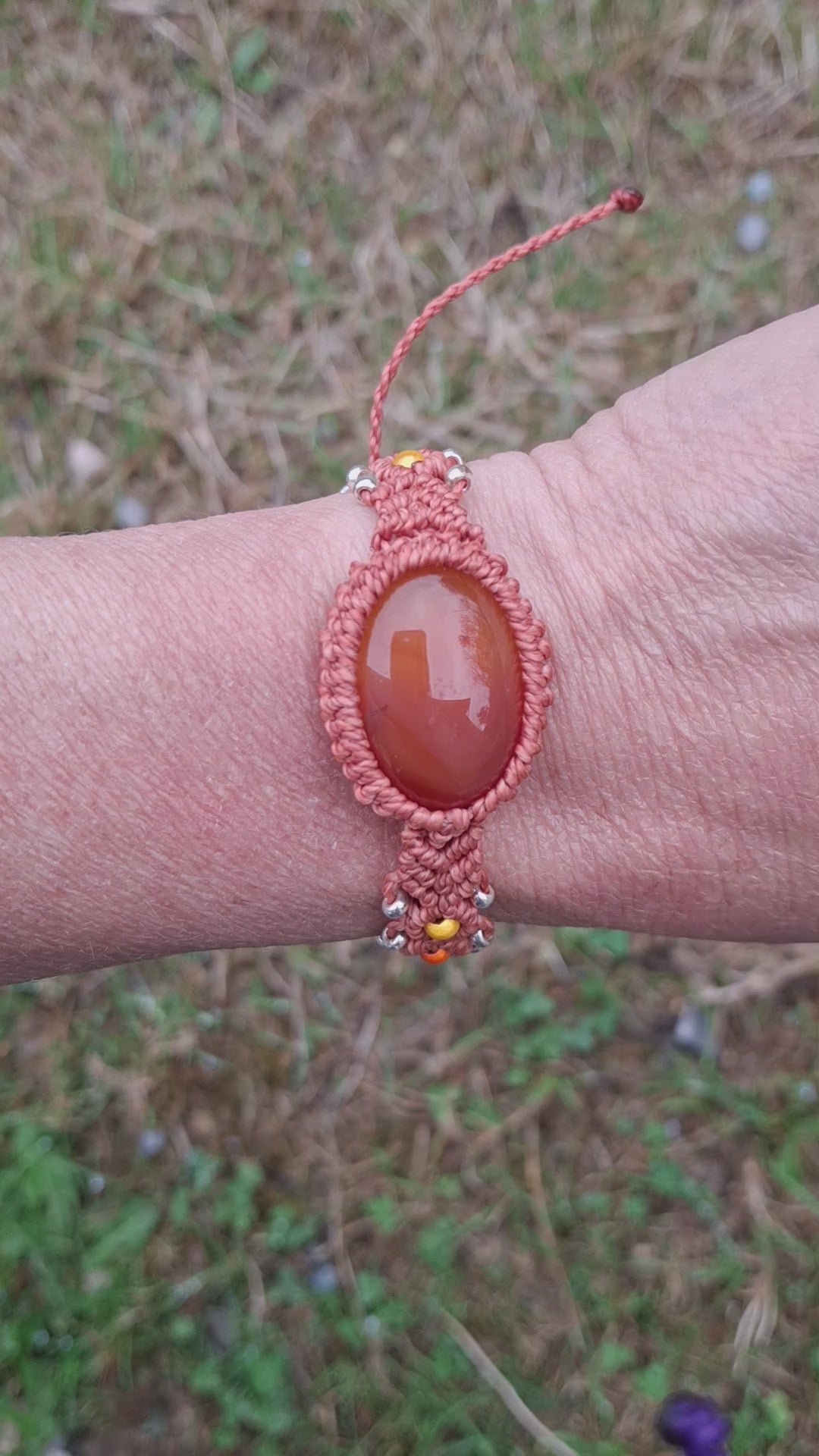 bracelet tissé à la main en micro macramé de couleur brique avec un cabochon en cornaline