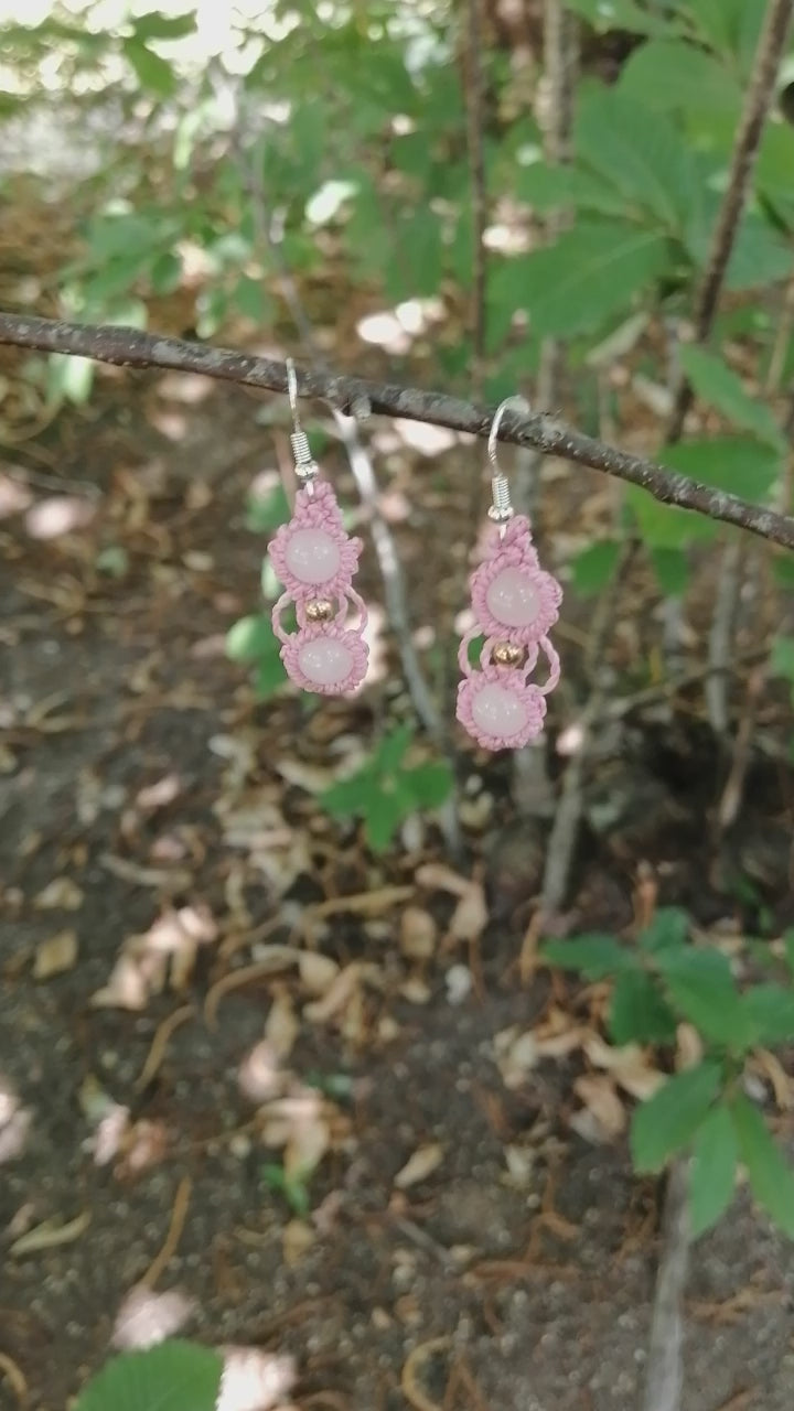 boucle d'oreille tissé à la main en micro macramé avec 2 perles de 8mm en quartz rose